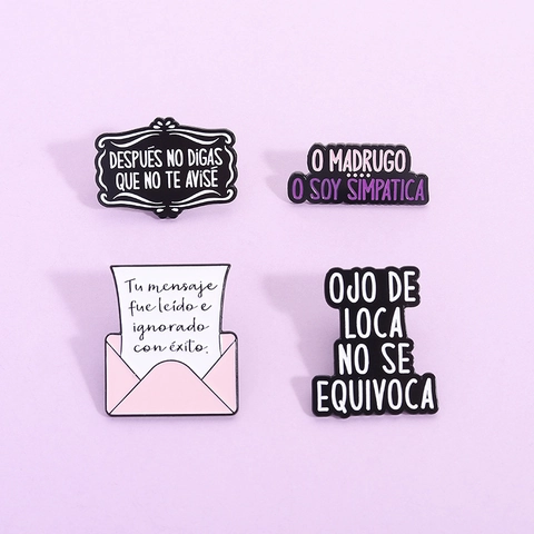 Spilla in Smalto Lega Slogan Spagnolo Busta Lettera Personalizzata Distintivo Cartone Animato per Vestiti Zaino Gioielli Regalo