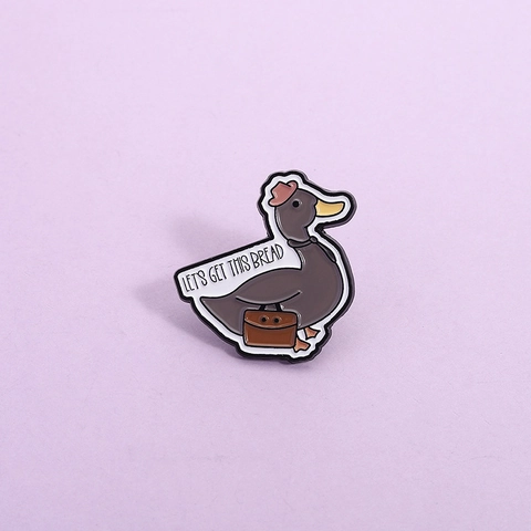 Spilla in Smalto Cartoon Divertente Anatra Lavoratrice Con Scritta Let's Get This Bread Distintivo in Lega per Zaino Abbigliamento Accessori Gioielli