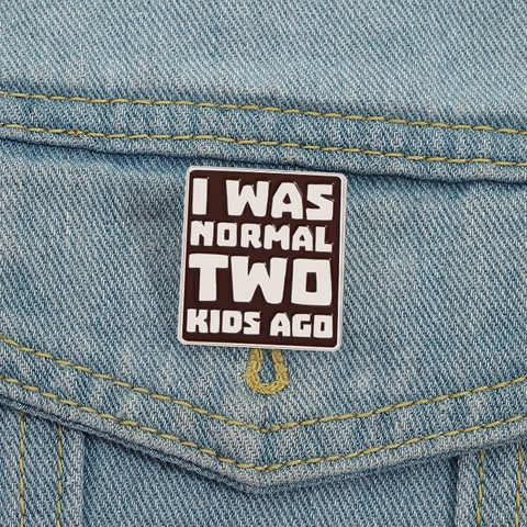 Lustiger Eltern Zitat Emaille Pin Legierung Braun Quadratische Brosche I Was Normal Two Kids Ago Abzeichen Für Mütter Kleidung Dekoration