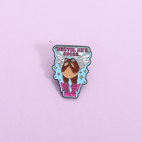Spilla in Smalto Rana Cartone Animato Con Ali E Stivali Rosa Bestie He Is Gross Slogan Spilla in Lega Distintivo Per Zaino Abbigliamento