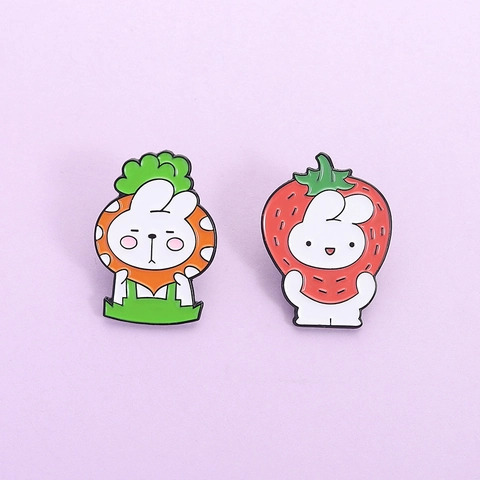 Simpatica Spilla a Forma di Coniglio in Smalto per Donna Uomo Lega Fragola Carota Coniglietto Spilla da Risvolto Distintivo Zaino Vestiti Accessorio