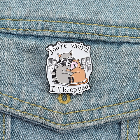 Simpatica Spilla in Smalto Con Procione e Opossum You're Weird I'll Keep You Spilla Animale Cartoon per Vestiti Borse Cappello Gioielli in Lega Regalo