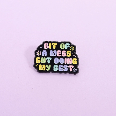 Broche Tendance en Alliage Émaillé Citation Bit Of A Mess But Doing My Best Badge Cartoon Floral pour Vêtements Sac à Dos