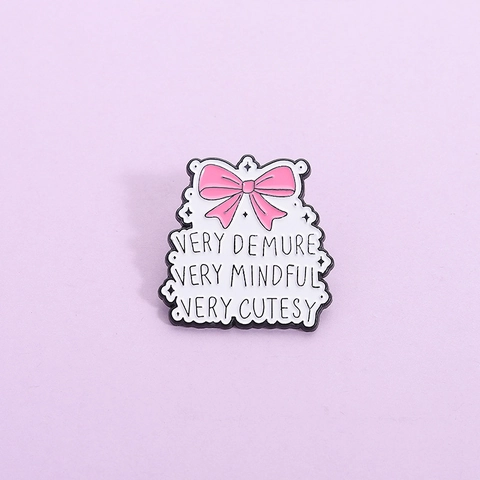 Spilla in Smalto Con Fiocco Rosa Badge Slogan Very Demure Very Mindful Very Cutesy Badge in Lega di Zinco Metallo per Abbigliamento Donna Borsa Accessori