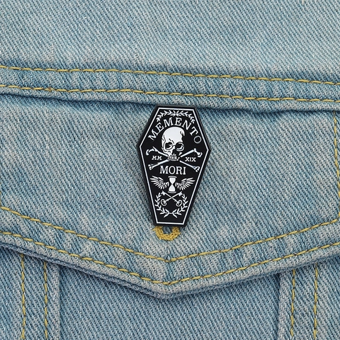 Gothic Memento Mori Coffin Enamel Pin Skull Crossbones Badge Zinc Alloy Lacquer Brooch Halloween Party Unisex Jewelry