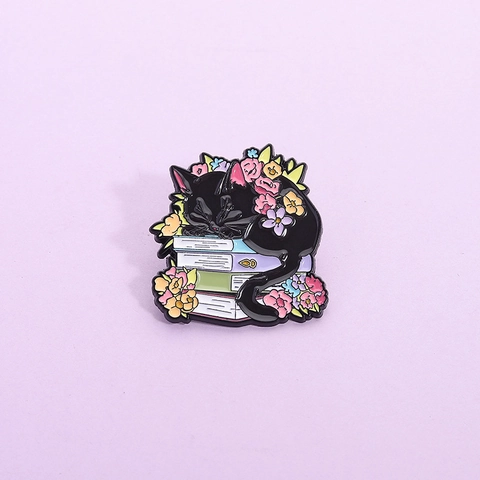 Pin's en Émail Chat Noir Dormant Sur Des Livres Alliage de Zinc Vernis à Cuisson Badge Floral Broche Pour Vêtements Sac à Dos Bijoux Unisexe