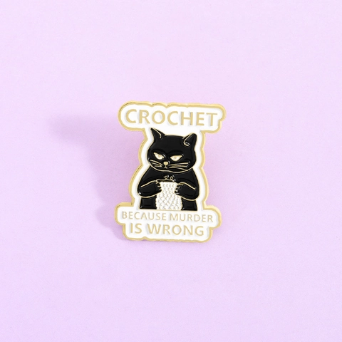 Pin's Émaillé Humour Chat Noir Crochet Car Le Meurtre Est Mal Alliage Zinc Plaqué Or Badge Décoration Vêtements Cadeau