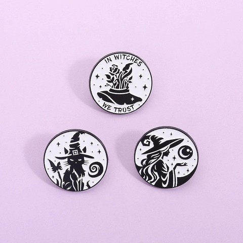 Heksen Emaille Speldjes Set Rond Gotisch Zwart Wit Kat Badge Zinklegering Magie Tovenaarshoed Brosche Voor Vrouwen Halloween Sieraden