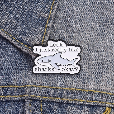 Pin's en Émail Requin Dessin Animé Broche en Alliage Badge Avec Slogan Amusant Look I Just Really Like Sharks Okay Bijoux