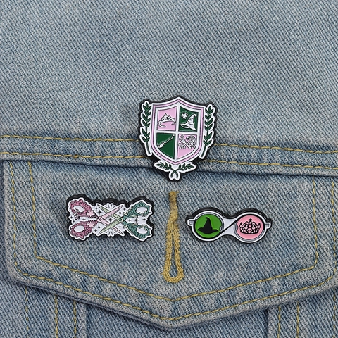 Spilla in Smalto Magico Creativo in Lega Rosa Verde Cappello da Strega Occhiali Forbici Scudo Distintivo Gioielli Regalo