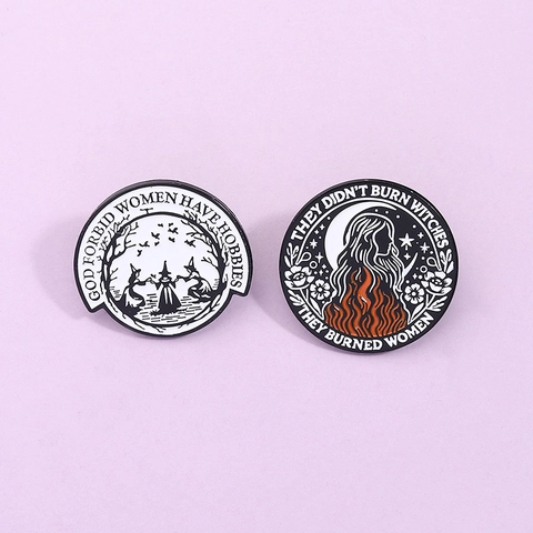 Broche de Pin de Esmalte de Bruja Retro Aleación de Zinc Redondo Feminist Slogan Insignia para Mujeres Hombres Tema Mágico Halloween Decoración Ropa