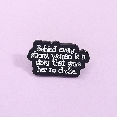 Hinter Jeder Starken Frau Zitat Emaille Brosche Pin Zinklegierung Inspirierende Feministische Badge Schmuck Damen Bekleidungszubehör