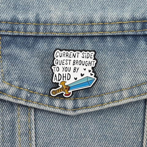 Broche de Esmalte de Espada de Píxeles Creativo Insignia Letras ADHD Side Quest Aleación de Zinc Joyería de Metal Personalizada Regalo