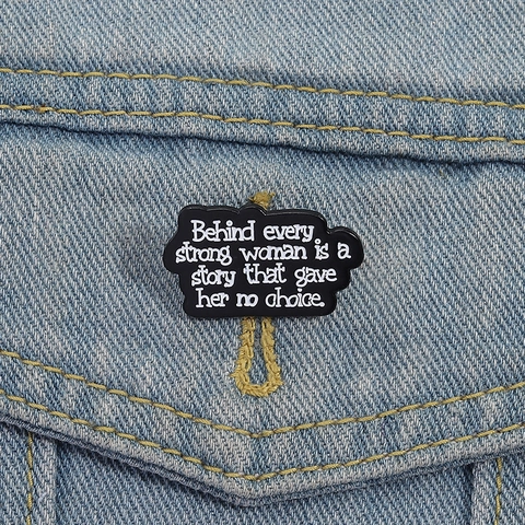 Hinter Jeder Starken Frau Zitat Emaille Brosche Pin Zinklegierung Inspirierende Feministische Badge Schmuck Damen Bekleidungszubehör