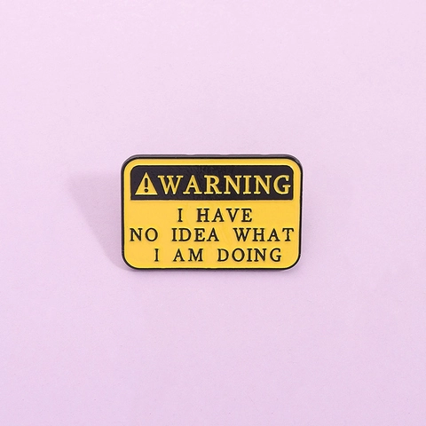 Broche en Alliage de Zinc Émail Panneau d'Avertissement Humoristique I Have No Idea What I Am Doing Badge pour Vêtements Sacs Accessoires
