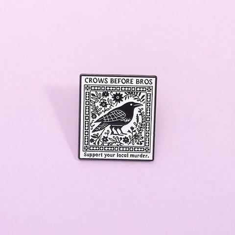 Spilla a Bottone in Smalto Corvo Scuro Gotico Bianco E Nero Distintivo in Lega di Zinco Con Motivo Floreale Slogan Crow Before Bros