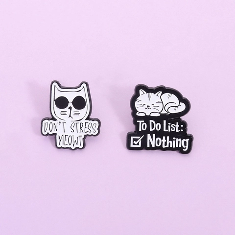 Broches en Émail Chat Mignon Pins Lunettes de Soleil Drôles Texte Badge Dessin Animé Bijoux en Alliage de Zinc Sac à Dos Veste Décor Femmes Hommes Cadeau