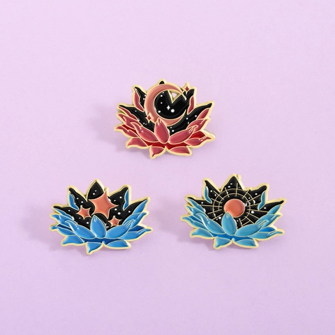 Broche en Émail Lotus Céleste Soleil Lune Étoile Fleur Badge Alliage de Zinc Personnalisé Créatif Bijoux en Métal pour Vêtements Sac à Dos Décoration Accessoire Unisexe