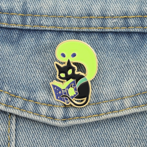 Cartoon Luminous Ghost Reading Cat Enamel Brooch Pin Personalized Halloween Witchy Black Cat Ghost Book Alloy Badge Decor