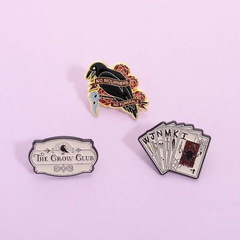 Broche en Émail Gothique Thème Roman Crow Club Corbeau Rose Lettre Carte de Poker en Alliage de Zinc Badge pour Vêtements Sac à Dos Accessoires