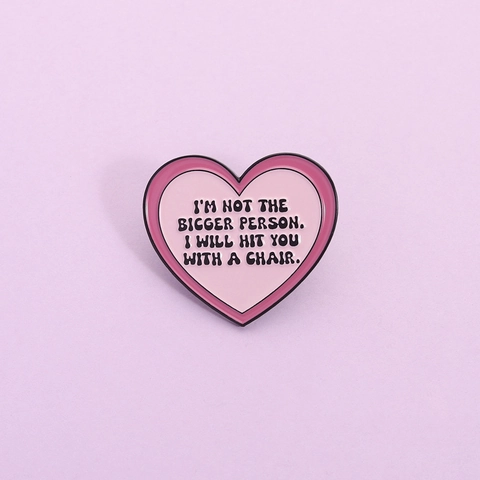 Spilla a Forma di Cuore in Smalto Umoristico per Uomo Donna Lega di Zinco Galvanizzata Distintivo con Citazione Accessori