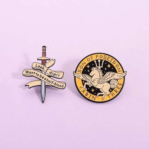 Ensemble d'épingles en Émail Inspirées d'un Film Fantastique Broche Bouclier Rond Épée en Alliage Ruban Pégase Trident Badge Héros Magique Bijoux pour Décoration de Vêtements et Sacs