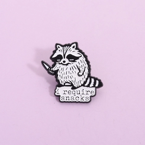 Broche Émaillée de Raton Laveur de Dessin Animé Drôle avec Couteau I Require Snacks Badge en Alliage de Zinc pour Vêtements Sacs Bijoux Animaux Créatifs Cadeau