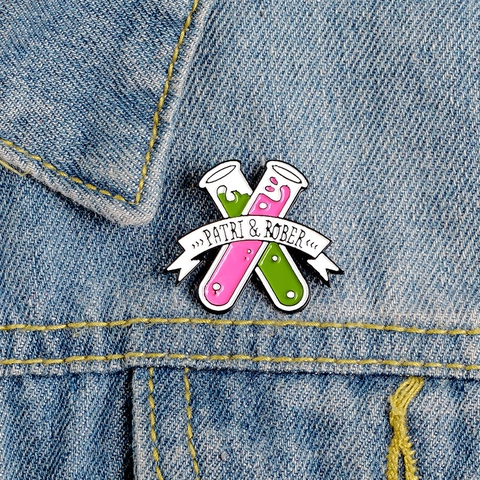 Spilla in Smalto Creativa Provetta da Laboratorio Scientifica Rosa Verde Distintivo Tubi Incrociati per Zaino Abbigliamento