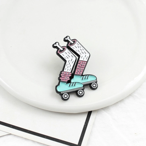 Broche en Émail Créative Jambes Coupées Patins à Roulettes Badge Revers Drôle en Alliage Goutte d'Huile Bijoux de Mode
