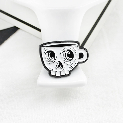 Spilla Creativa in Smalto a Forma di Tazza da Caffè con Teschio Badge Punk Gotico Gioielli per Uomo Donna Accessori per Abbigliamento Zaino
