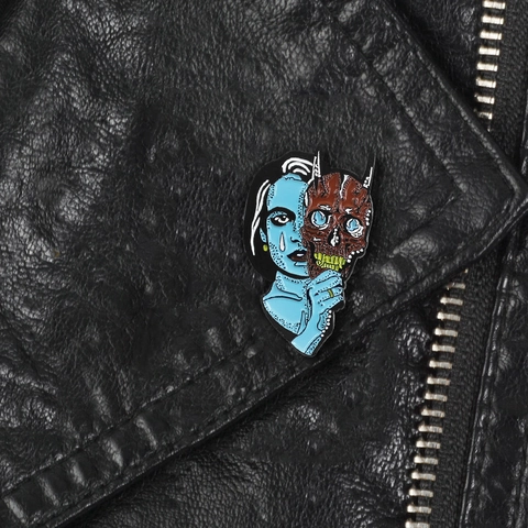 Spilla Artistica Strega Blu Con Maschera di Teschio Smaltata Personalizzata Serie Halloween In Lega Stile Gothic Punk