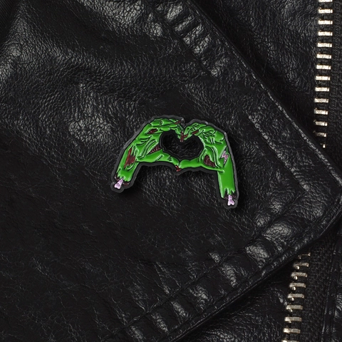 Kreative Zombie Hand Herz Emaille Brosche Gothic Halloween Grüne Skeletthände Geste Legierung Abzeichen Kleidung Rucksack Zubehör