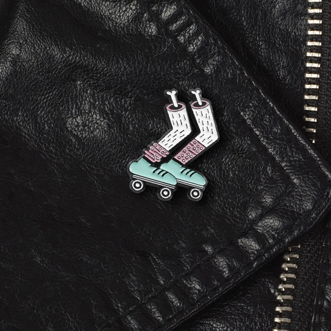 Broche en Émail Créative Jambes Coupées Patins à Roulettes Badge Revers Drôle en Alliage Goutte d'Huile Bijoux de Mode