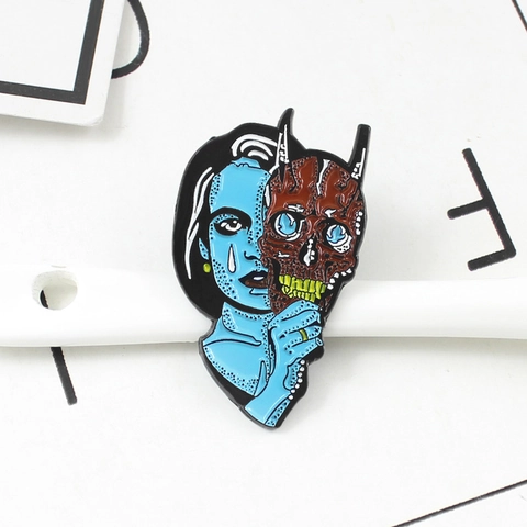 Spilla Artistica Strega Blu Con Maschera di Teschio Smaltata Personalizzata Serie Halloween In Lega Stile Gothic Punk