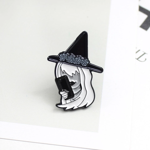 Broche en Émail de Fille de Sorcière Gothique Avec Chapeau Noir Design Selfie Rose Cheveux Blancs Portrait Halloween Bijoux Broche