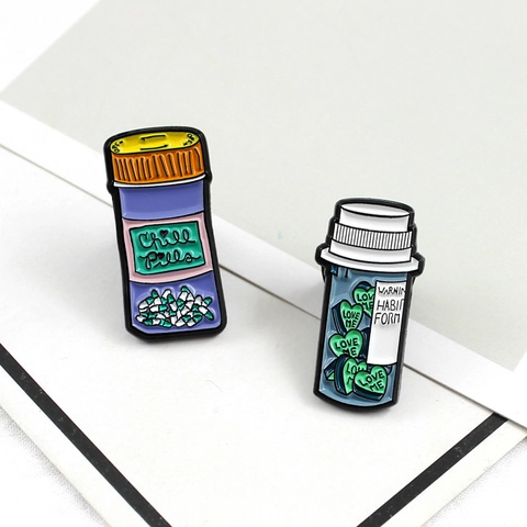 Creative Heart Pill Bottle Enamel Brooch Alloy Drip Oil Lapel Pin For Backpack Clothing Decoration Fashion Jewelry Unisex