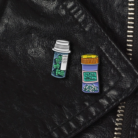 Creative Heart Pill Bottle Enamel Brooch Alloy Drip Oil Lapel Pin For Backpack Clothing Decoration Fashion Jewelry Unisex