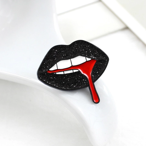 Broche de Labios Negros con Purpurina Gótico Punk Con Dientes Blancos Goteo de Sangre Roja Creativo Pin de Esmalte Aleación