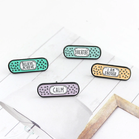 Broche Créative en Forme de Pansement en Alliage Émaillé Lettres Anglaises Inspirantes Badge pour Décoration de Vêtements Sac