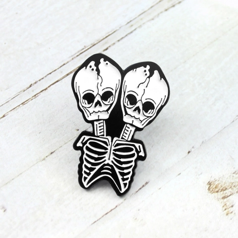 Spilla in Smalto Scheletro a Due Teste Gothic Punk Lega Bianco Nero Teschio Distintivo per Abbigliamento Borsa Halloween Gioielli