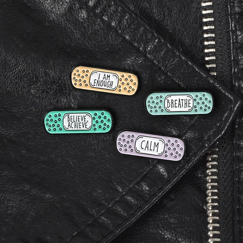 Broche Créative en Forme de Pansement en Alliage Émaillé Lettres Anglaises Inspirantes Badge pour Décoration de Vêtements Sac