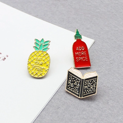 Cartoon Frucht Ananas Sauce Buch Emaille Brosche Pin Legierung Tropföl Revers Abzeichen Schmuck Für Kleidung Dekor Damen Herren Geschenk