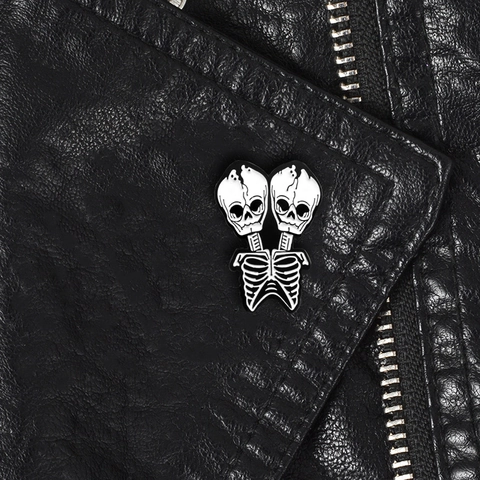 Spilla in Smalto Scheletro a Due Teste Gothic Punk Lega Bianco Nero Teschio Distintivo per Abbigliamento Borsa Halloween Gioielli