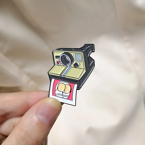 Retro Polaroid Stil Kamera Emaille Pin Humorvolles Cartoon Foto Legierung Brosche Kreative Rucksack Kleidung Revers Anstecknadel