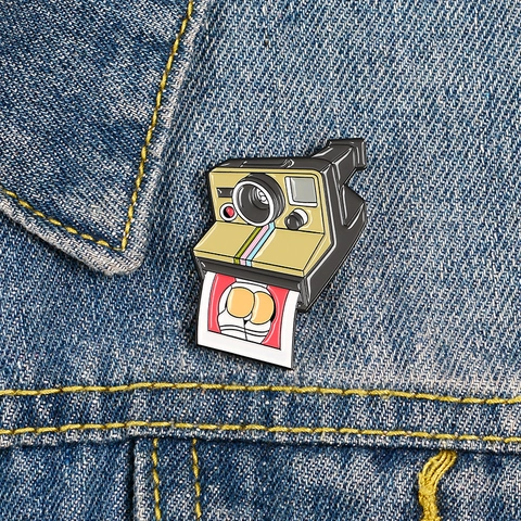 Retro Polaroid Stil Kamera Emaille Pin Humorvolles Cartoon Foto Legierung Brosche Kreative Rucksack Kleidung Revers Anstecknadel
