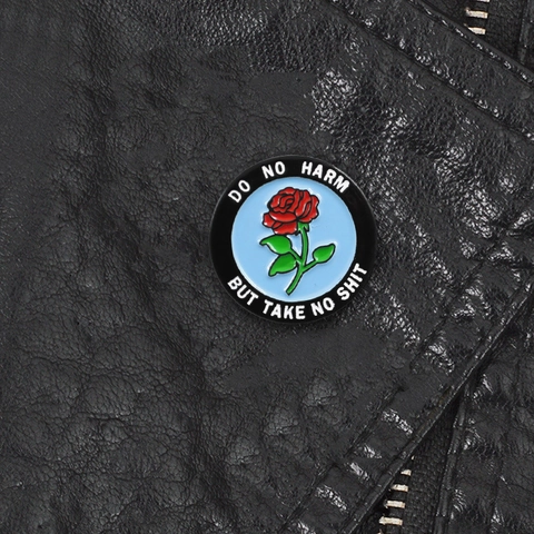 Badge Rond en Alliage Émail Rose Avec Texte Do No Harm But Take No Shit Broche Florale Bijoux Accessoire Cadeau