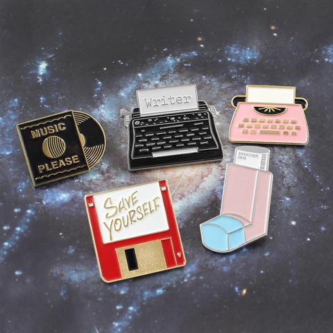 Spilla in Smalto Retro Macchina da Scrivere Disco in Vinile Floppy Disk Distintivo per Abbigliamento Zaino Accessori Uomo Donna Gioielli