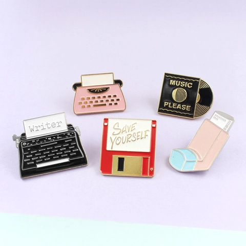 Spilla in Smalto Retro Macchina da Scrivere Disco in Vinile Floppy Disk Distintivo per Abbigliamento Zaino Accessori Uomo Donna Gioielli