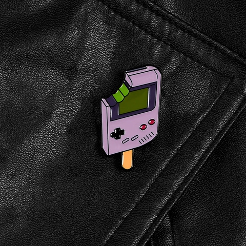 Spilla Creativa in Smalto a Forma di Console di Gioco e Ghiacciolo in Lega Viola Verde Distintivo per Zaino Abbigliamento Unisex