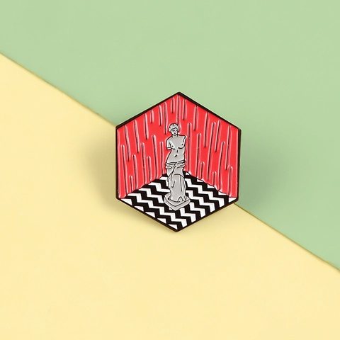 Spilla Esagonale in Smalto Vintage Statua di Venere Stanza Rossa Spilla in Lega Artistica Distintivo con Motivo a Chevron